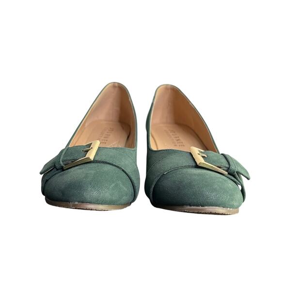 Journee Collection Wedge Shoes Women 8 Green faux Suede 2" Wood Heel Gold Buckle - Picture 3 of 10